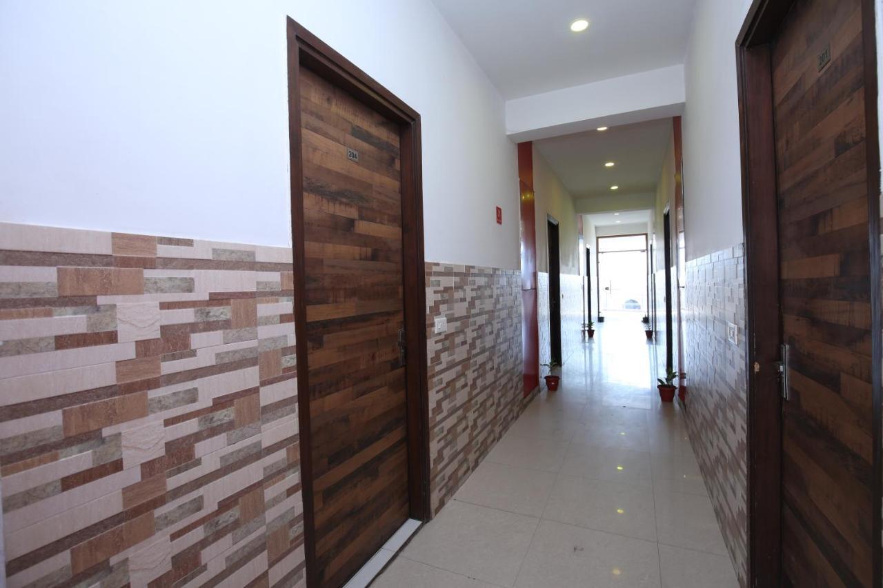 Hotel Pearl Grand & Banquet Zirakpur Екстер'єр фото