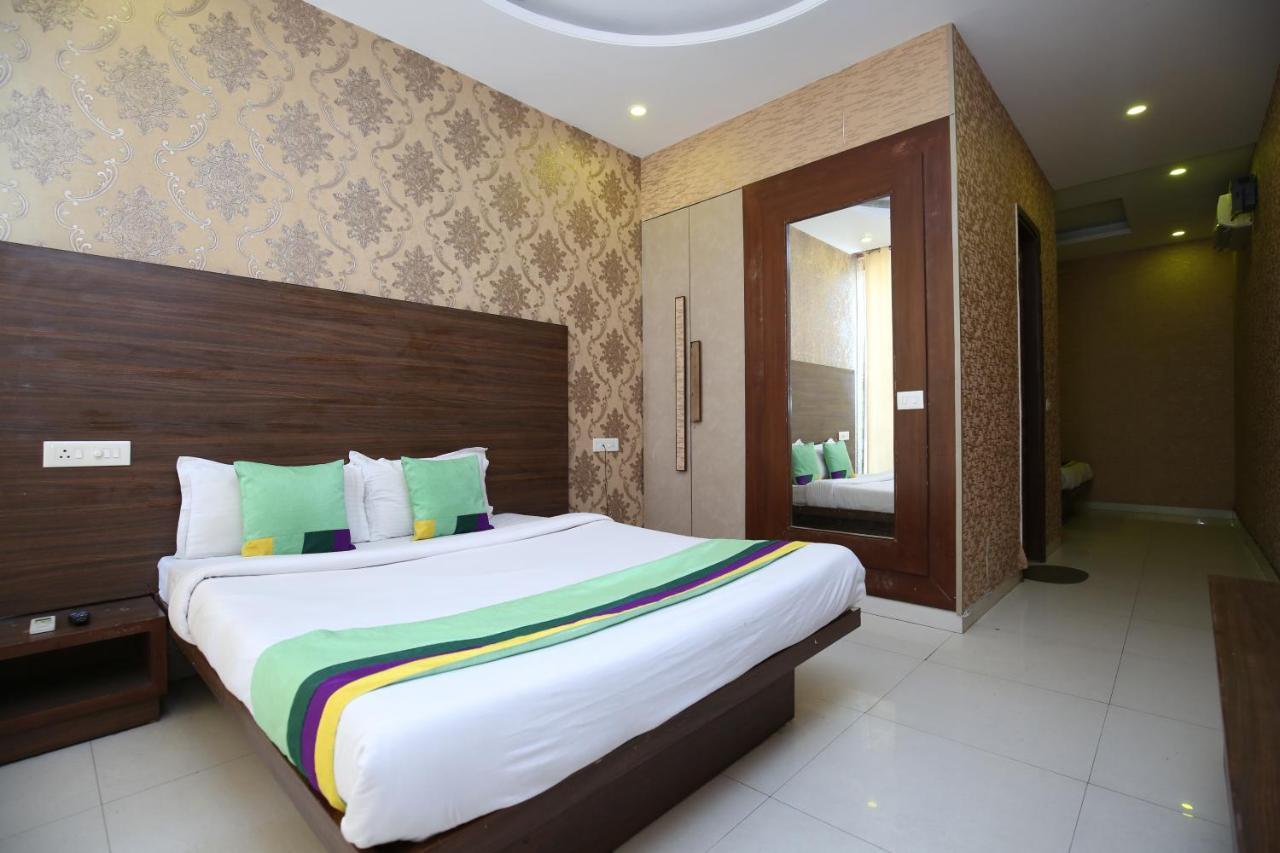 Hotel Pearl Grand & Banquet Zirakpur Екстер'єр фото