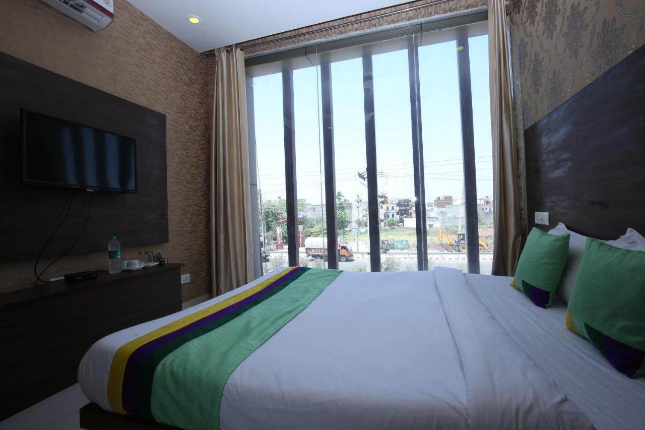 Hotel Pearl Grand & Banquet Zirakpur Екстер'єр фото