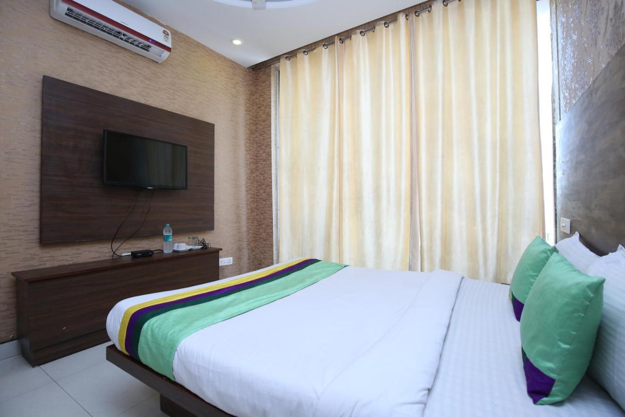 Hotel Pearl Grand & Banquet Zirakpur Екстер'єр фото
