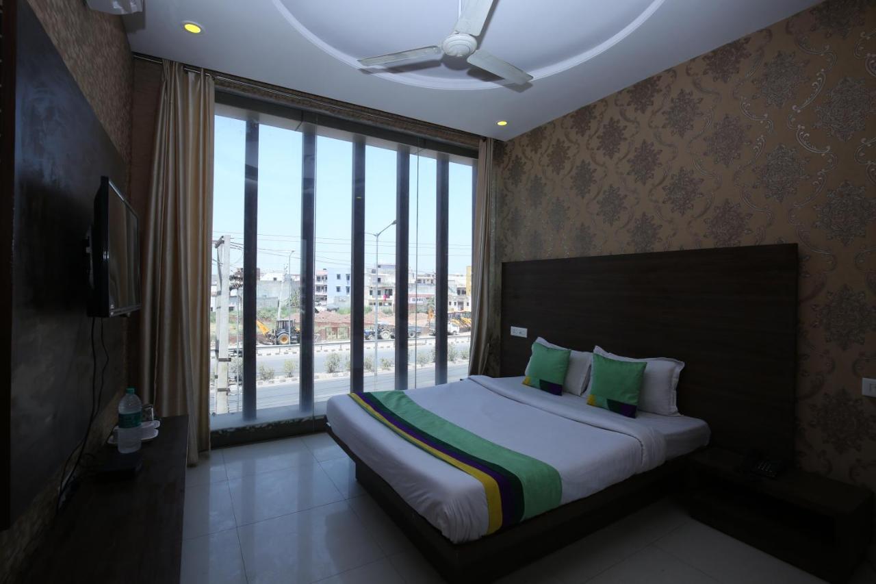 Hotel Pearl Grand & Banquet Zirakpur Екстер'єр фото