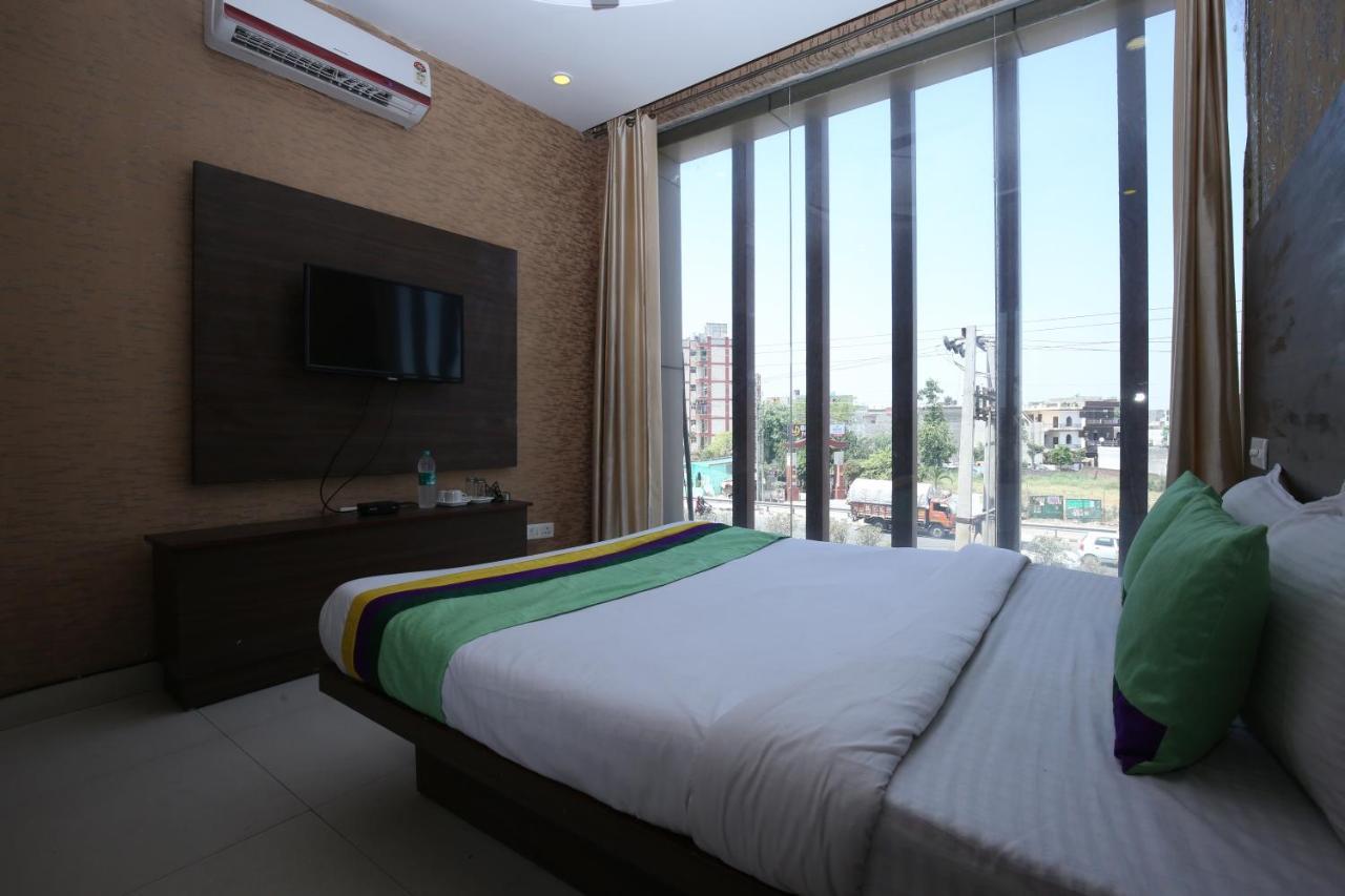 Hotel Pearl Grand & Banquet Zirakpur Екстер'єр фото