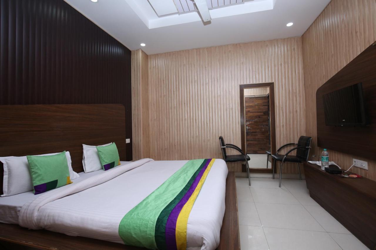 Hotel Pearl Grand & Banquet Zirakpur Екстер'єр фото