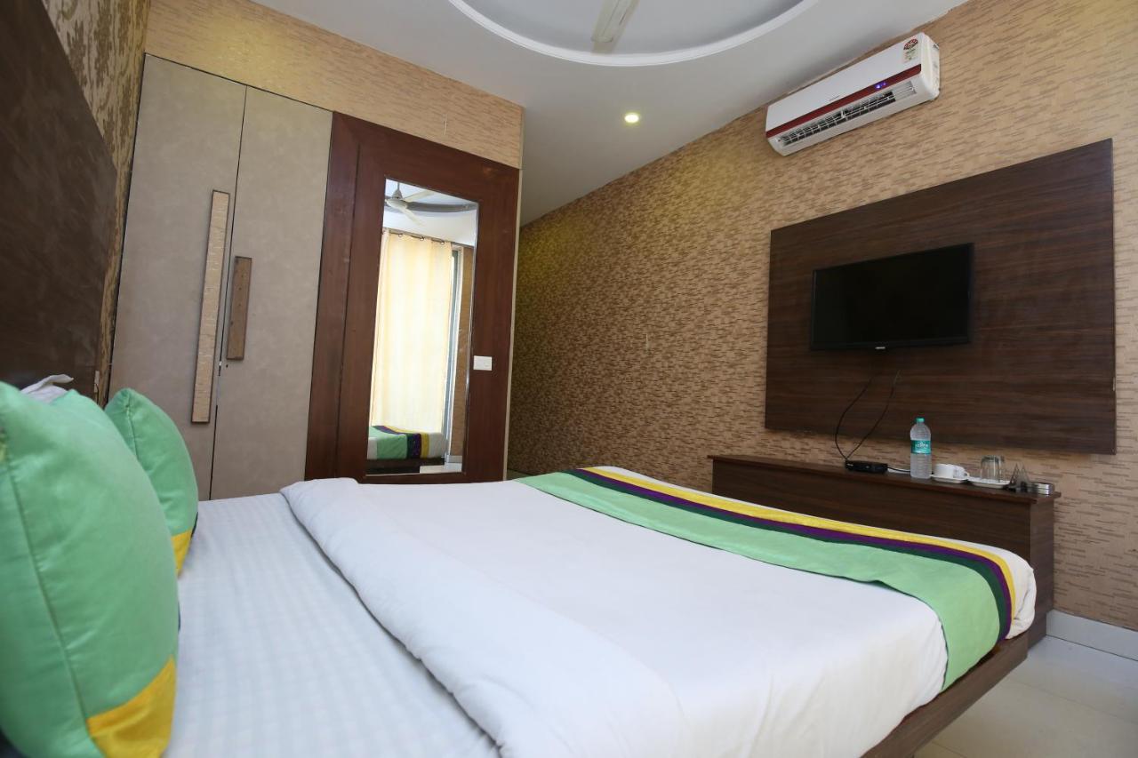 Hotel Pearl Grand & Banquet Zirakpur Екстер'єр фото
